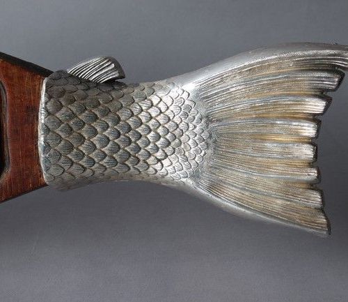一个椭圆形的鱼盘，中间有槽的木头，镀银金属的仿鱼头和鱼尾，背面有SIJAM牌子。 
长92厘米；宽19厘米 
(轻微的氧化和磨损)