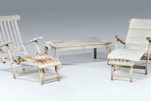 亚历山大 罗斯 
两把长条形花园椅，长方形的椅背和椅座上有镂空的条子，还有相同型号的脚踏板。坐垫用白色棉布填充。 
总长度：150厘米 
 
附：长方形柚木咖啡&hellip;