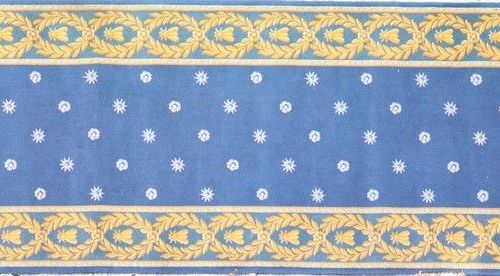 一个皇家蓝色的羊毛天鹅绒椅子或楼梯垫，上面有太阳和玫瑰花，边上有蜜蜂和月桂花环。 
长750厘米；宽10厘米 
(最后在边上略微切开) 
 
出处：皇宫酒店的主&hellip;
