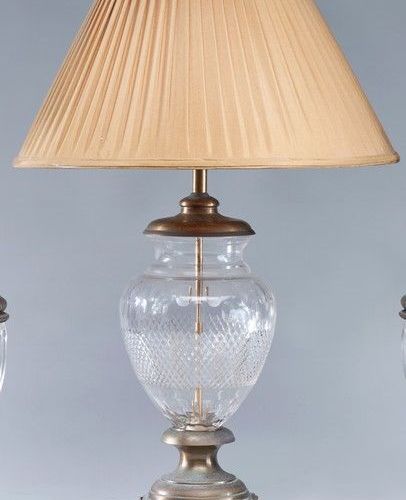 一盏模制玻璃的柱形灯，切割成菱形，放在一个基座和一个鎏金铜的方形底座上。奶油色的灯罩。 
高度60厘米 
(用电安装，氧化)