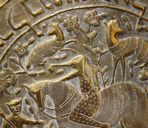 [JUDAICA] - 两个圆形的铜质祭盘，一个装饰着一个象头的骑手，面对着一个猫的形象，背景是花、卷轴和动物，边框是希伯来语的文字和卷轴。 
(直径56厘米)&hellip;