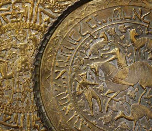 [JUDAICA] - 两个圆形的铜质祭盘，一个装饰着一个象头的骑手，面对着一个猫的形象，背景是花、卷轴和动物，边框是希伯来语的文字和卷轴。 
(直径56厘米)&hellip;