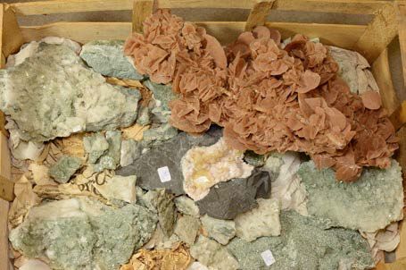 Null Lot avec calcite, rose des sables et autres minéraux divers