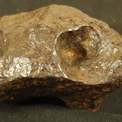 Null 来自Campo del Cielo，查科省和圣地亚哥德尔埃斯特雷罗的重要陨石。阿根廷，6000年前坠落，带有重晶石的痕迹。
成分：Fe :92,64%&hellip;