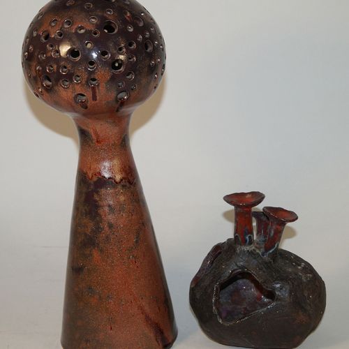 Null 古董，瓦利亚，两个陶瓷物体花瓶，有机形式60.年，a) 花瓶，高18厘米。陶瓷碎片，黑色亚光釉和红蓝色光面釉。 b) 圆锥体上的球体，高41厘米。带有&hellip;