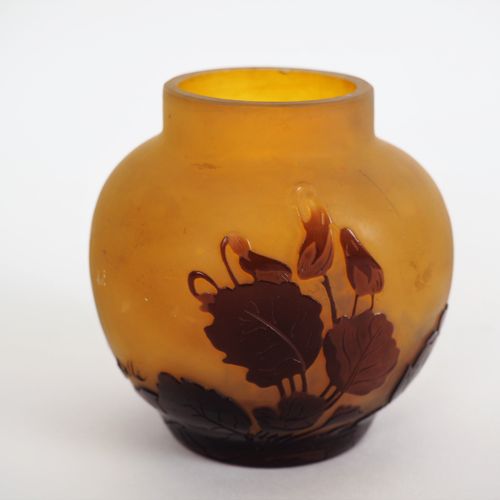 Galle 多层玻璃小花瓶 黄色背景上有酸蚀花和红叶的