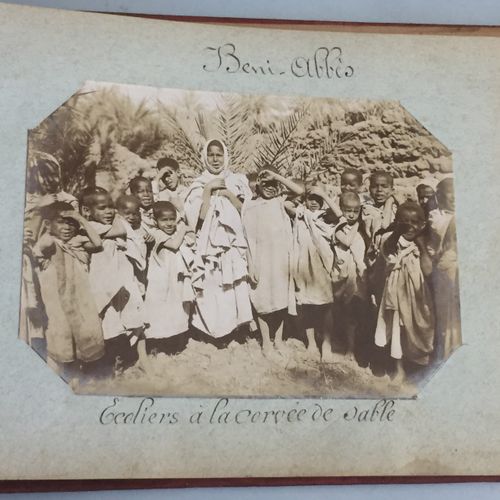 Null ALGERIE - Album in-8 oblong toile rouge éditeur contenant 54 photographies &hellip;