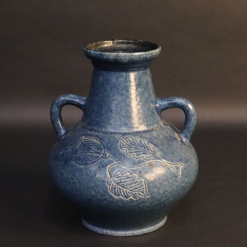 Null ACCOLAY

Vase bleu à deux anses en céramique

Cachet en creux au-dessous

H&hellip;
