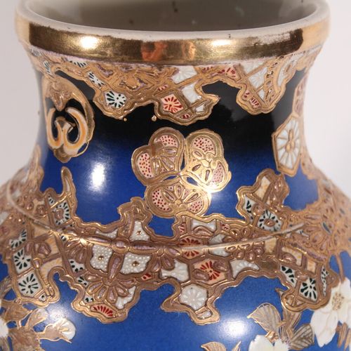 Null Vase en faïence Satsuma à fond bleu

Japon, XXème siècle

Balustre, à décor&hellip;