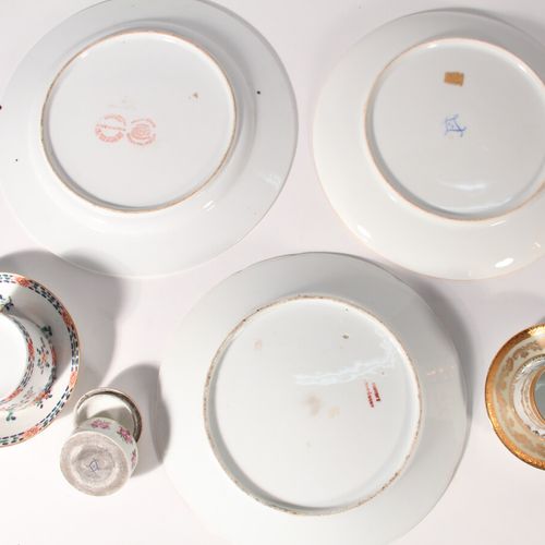 Null Ensemble de porcelaine comprenant : tasse et sa soucoupe à décor polychrome&hellip;