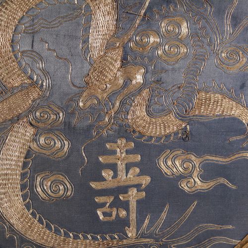 Null Panneau en médaillon de fil d'or et de soie à décor brodé de dragon

Chine,&hellip;