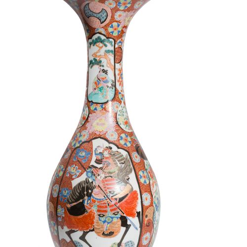 Null Arita

Grand vase en porcelaine, la panse piriforme, surmontée d'un col lar&hellip;