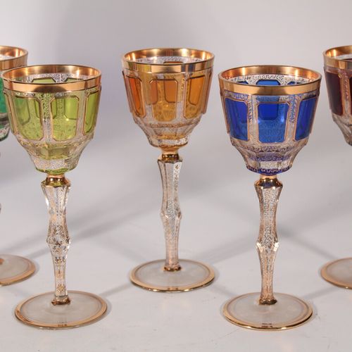 Null Six verres à pied en cristal à décor doré et doublé

H.: 20,5 cm

On y join&hellip;