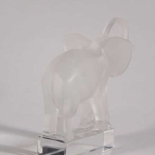 Null LALIQUE France

"Eléphant"

Sujet en cristal moulé et dépoli

H.: 15,5cm, L&hellip;