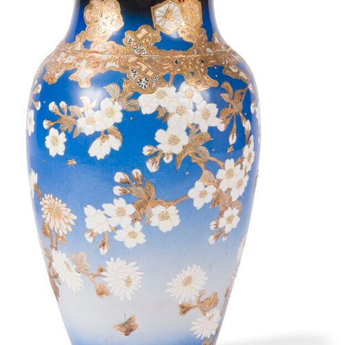 Null Vase en faïence Satsuma à fond bleu

Japon, XXème siècle

Balustre, à décor&hellip;