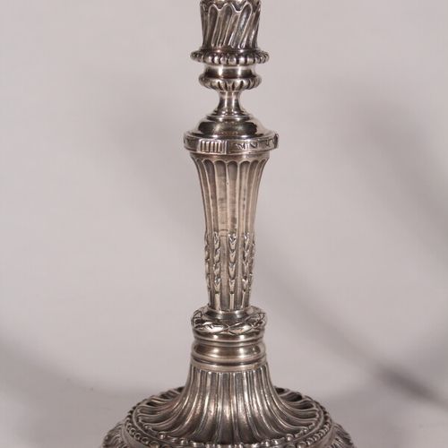 Null Bougeoir en métal argenté à décor de canaux et feuillages

Style Louis XVI
&hellip;
