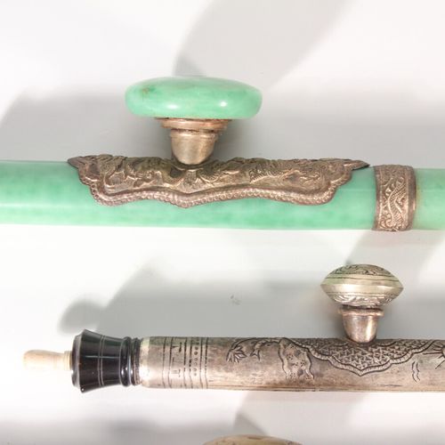 Null Ensemble de quatre pipes à opium, une en os et métal à décor repoussé de dr&hellip;