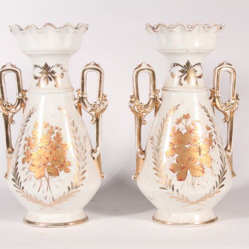 Null Paire de vases en porcelaine de Paris, porcelaine blanche filet or à rehaut&hellip;