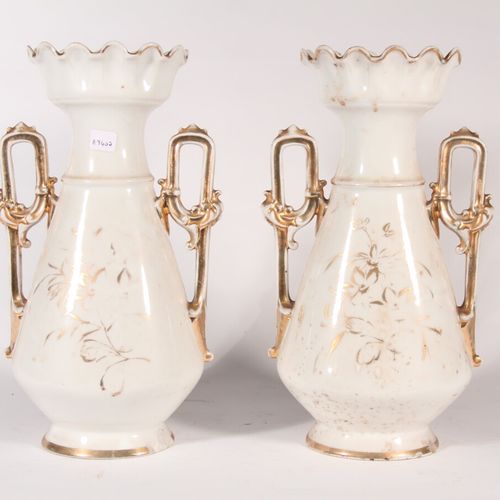 Null Paire de vases en porcelaine de Paris, porcelaine blanche filet or à rehaut&hellip;