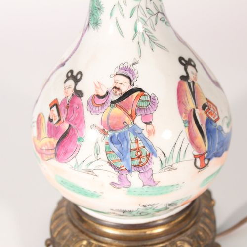 Null Vase en porcelaine à décor polychrome de scènes animées, montures en bronze&hellip;