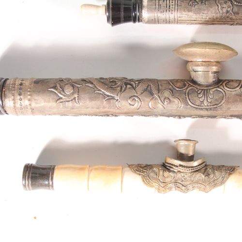 Null Ensemble de quatre pipes à opium, une en os et métal à décor repoussé de dr&hellip;