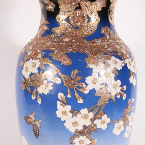 Null Vase en faïence Satsuma à fond bleu

Japon, XXème siècle

Balustre, à décor&hellip;