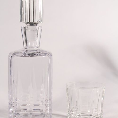 Null Service à whisky en cristal moulé comprenant six verres et une carafe 

On &hellip;