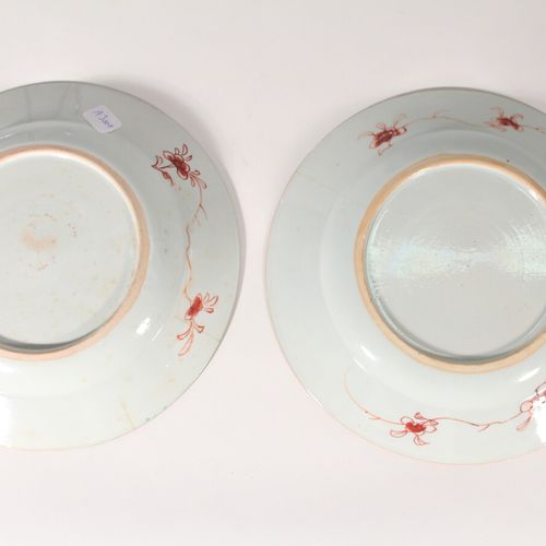 Null Paire d'assiettes en porcelaine à décor polychrome de fleurs

Chine, Famill&hellip;