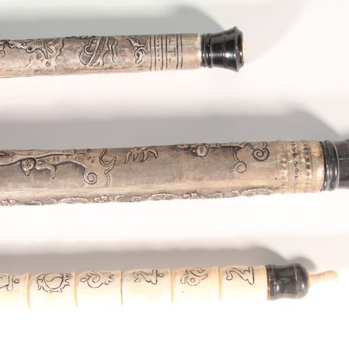 Null Ensemble de quatre pipes à opium, une en os et métal à décor repoussé de dr&hellip;
