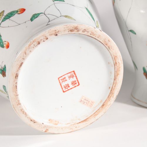 Null Paire de potiches en porcelaine à décor de fleurs et papillons

Chine, mode&hellip;