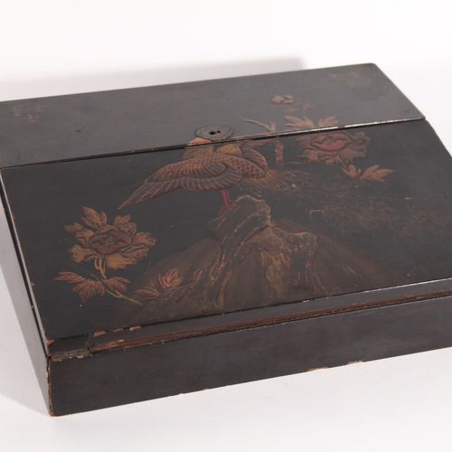 Null Petit écritoire en bois laqué à décor d'oiseaux et fleurs sur fond noir 

D&hellip;