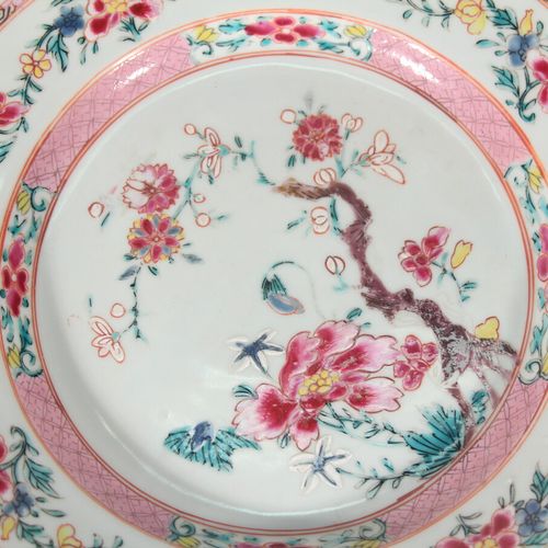 Null Paire d'assiettes en porcelaine à décor polychrome de fleurs

Chine, Famill&hellip;