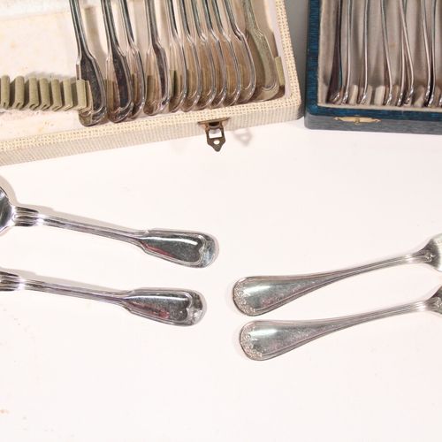 Null Partie de ménagère en métal argenté, modèle filets contour comprenant 6 cui&hellip;
