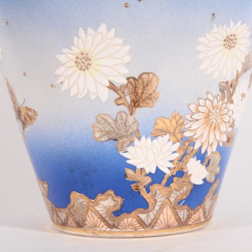 Null Vase en faïence Satsuma à fond bleu

Japon, XXème siècle

Balustre, à décor&hellip;
