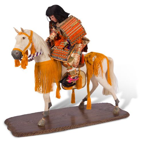 Null Poupée sur son cheval 

Japon, XXème siècle

H.: 66 cm, L.: 73 cm