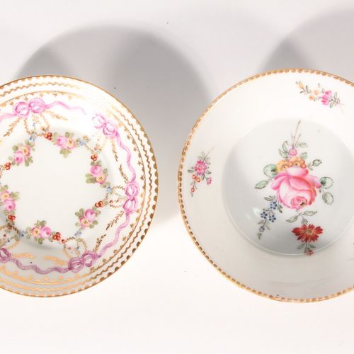 Null Tasse litron et sa soucoupe en porcelaine à décor polychrome de guirlandes &hellip;