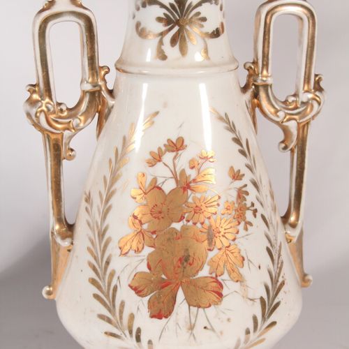 Null Paire de vases en porcelaine de Paris, porcelaine blanche filet or à rehaut&hellip;