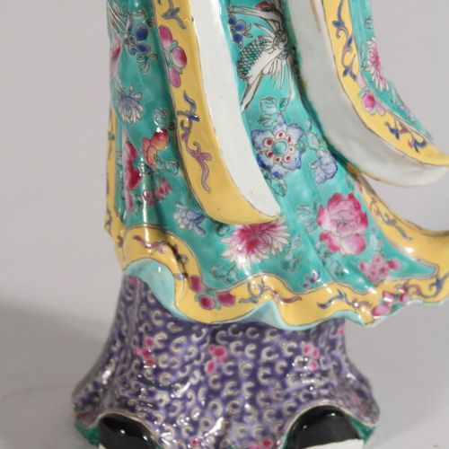Null Sujet en porcelaine polychrome 

"Musicienne"

Chine, moderne

H.: 40 cm

O&hellip;
