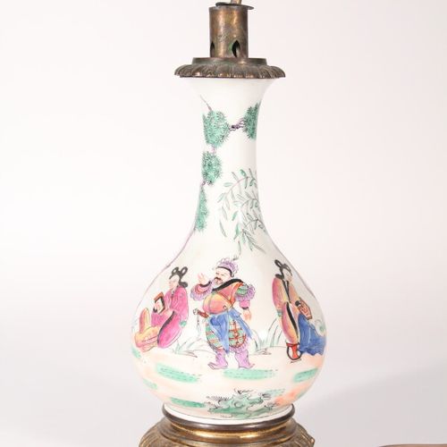 Null Vase en porcelaine à décor polychrome de scènes animées, montures en bronze&hellip;