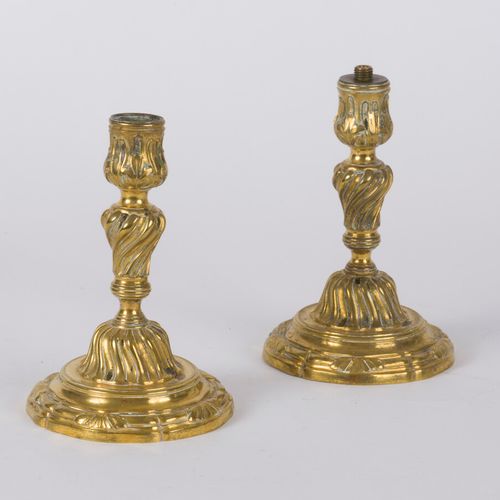 Null Henry Dasson 1881 - Paire de petits flambeaux en bronze de style Louis XV, &hellip;