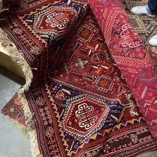 Null Tapis mécanique en laine à décor géométrique sur fond rouge 

Iran, Xxème s&hellip;