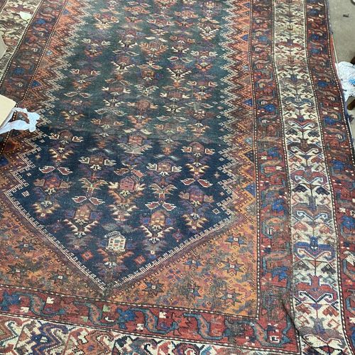 Null Tapis en laine points noués à décor géométrique sur fond rouge

Iran, Xxème&hellip;