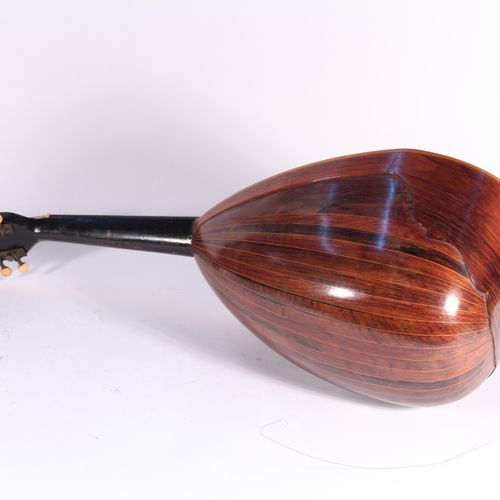 Null Mandoline en bois de placage 

Début XXème siècle 

H.: 73,5 cm

(Petits ma&hellip;