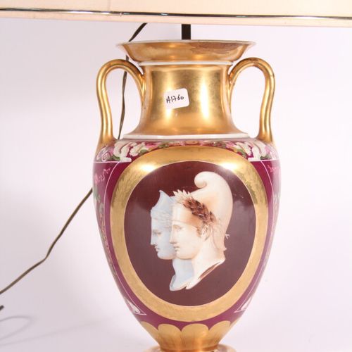 Null Vase à anses en porcelaine de Paris à décor de fleurs et cornes d'abondance&hellip;
