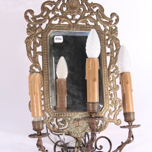 Null Applique à trois bras de lumière en bronze formant miroir à décor ajouré de&hellip;