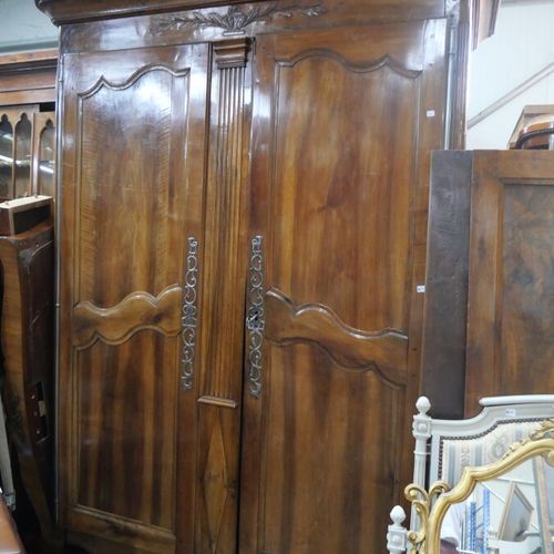 Null Armoire en noyer mouluré et sculpté à décor de potiches et feuilles de chên&hellip;