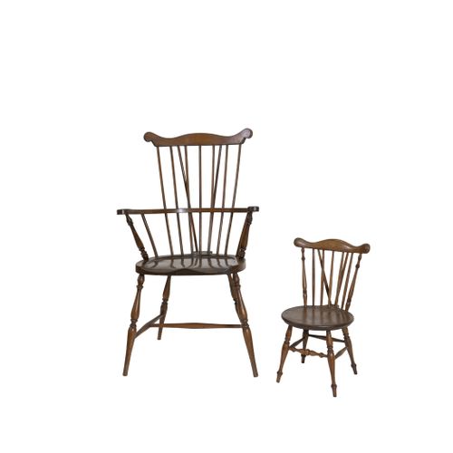 Null 一对山毛榉和橡木椅子，有栏杆的镂空椅背，顶部有转腿，20世纪初。

52 x 31 x 31厘米和100 x 51 x 46厘米。