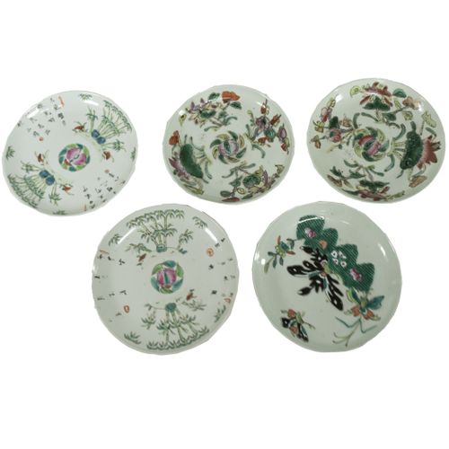 Lotto di cinque piatti in porcellana cinese di Canton, Famiglia Verde, con decor&hellip;