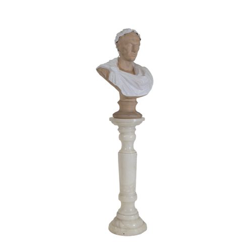 Null Colonne en albâtre et buste de César en terre cuite et céramique émaillée, &hellip;
