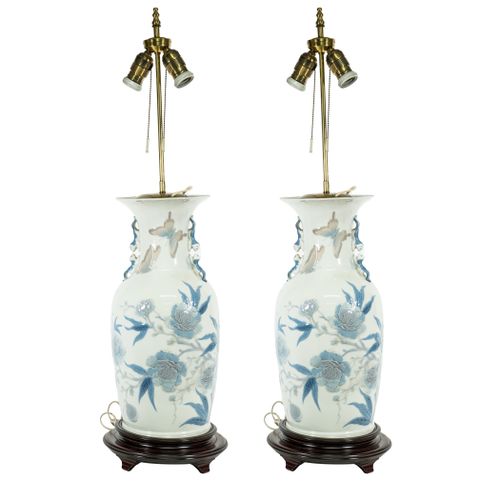 Null 一对由LLADRO制作的西班牙瓷器灯具。花瓶模型北京蝴蝶电化，1981年。雕塑家胡里奥-鲁伊斯。NO.01004845。底座上的印记。木制的底座和灯罩&hellip;